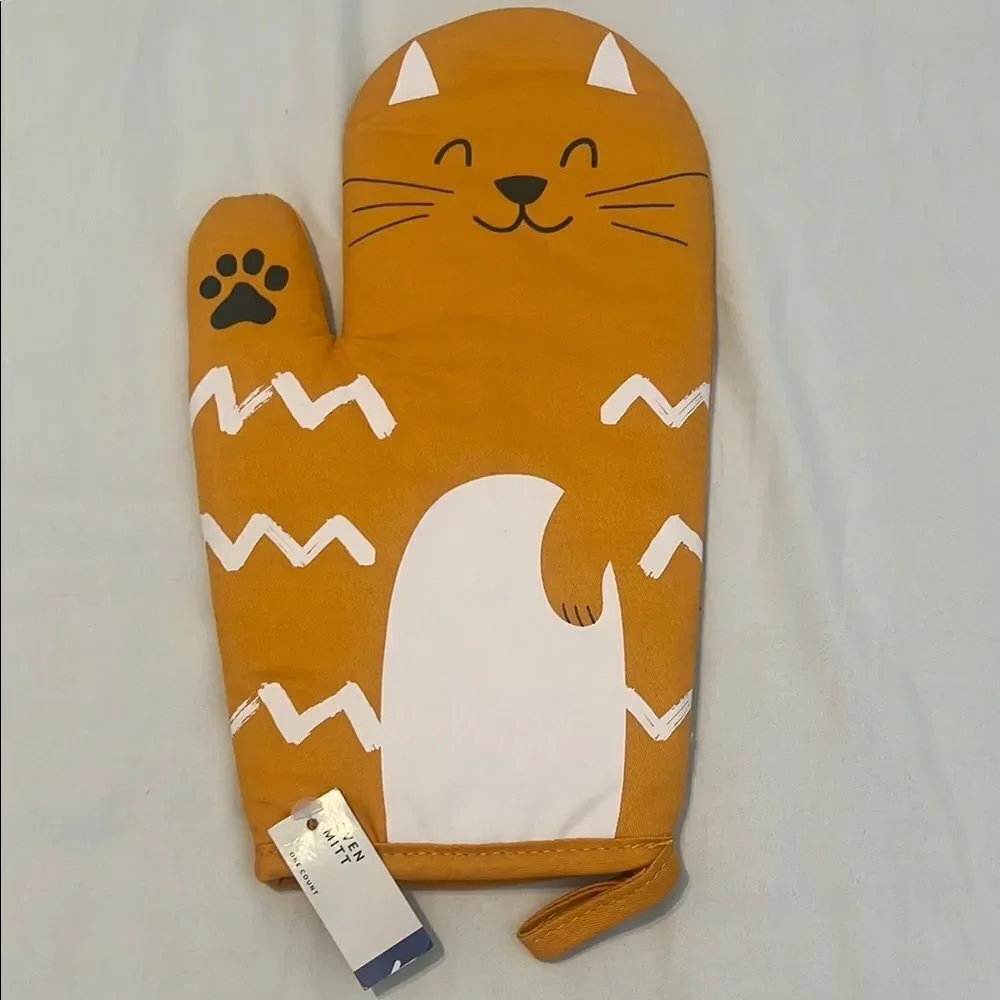 NWT Cat-Themed Brownish and White Oven Mitt